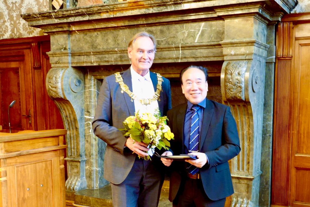 Thị trưởng thành phố Burkhard Jung đã trao tặng huy hiệu, bảng vàng danh dự và bằng khen của thành phố cho ông Bùi Quang Huy.