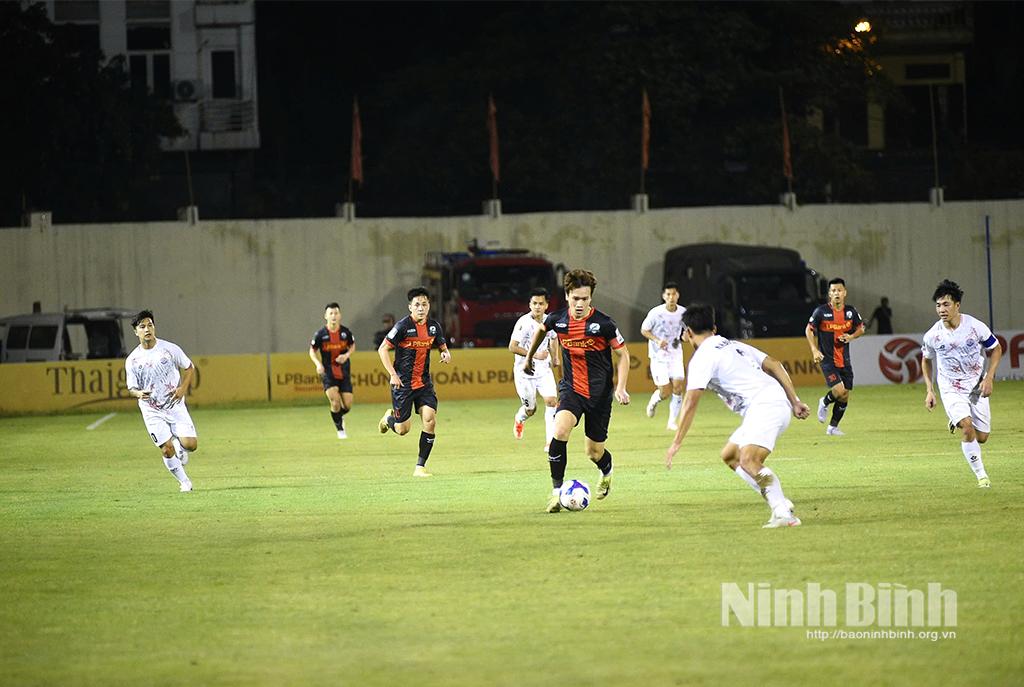 Pha tranh chấp bóng trong trận đấu CLB Phù Đổng Ninh Bình gặp PVF-Công an nhân dân.