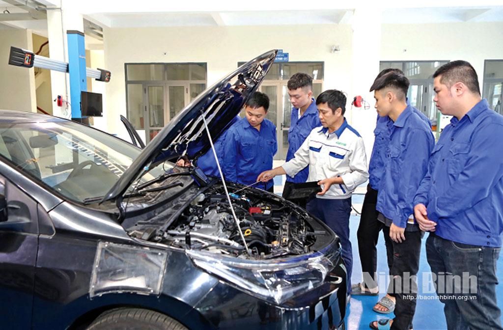 Tiết học thực hành Công nghệ ô tô tại Trường Cao đẳng Cơ giới Ninh Bình.