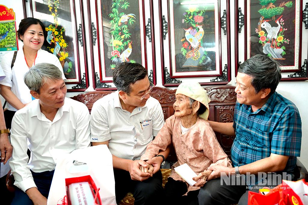 Ban tổ chức thăm hỏi và khám sức khoẻ cho mẹ Việt Nam Anh hùng Nguyễn Thị Ruộng (Thị trấn Thịnh Vượng).