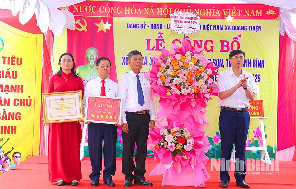 Lãnh đạo Ủy ban MTTQ Việt Nam huyện trao Quyết định của Chủ tịch UBND huyện Kim Sơn công nhận xóm 7, xã Quang Thiện đạt chuẩn nông thôn mới kiểu mẫu năm 2025.