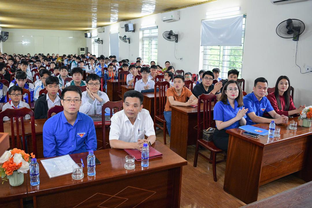 Các đại biểu dự khai mạc Hội thi Tin học trẻ tỉnh Ninh Bình lần thứ 28.