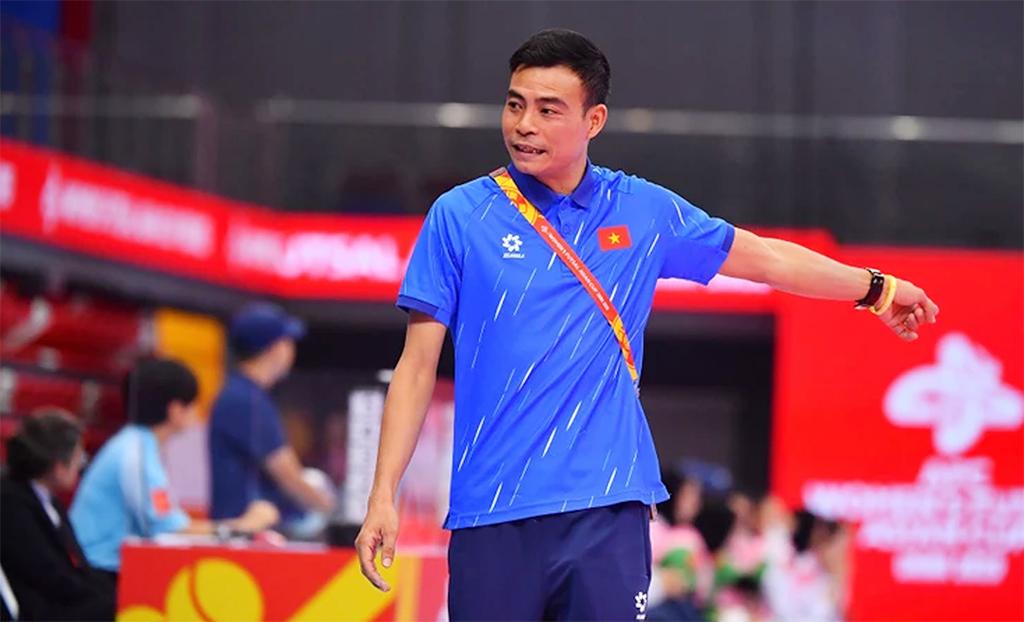 Huấn luyện viên Nguyễn Đình Hoàng của đội tuyển futsal nữ Việt Nam tại Giải Futsal nữ vô địch châu Á 2025. (Ảnh: VFF)