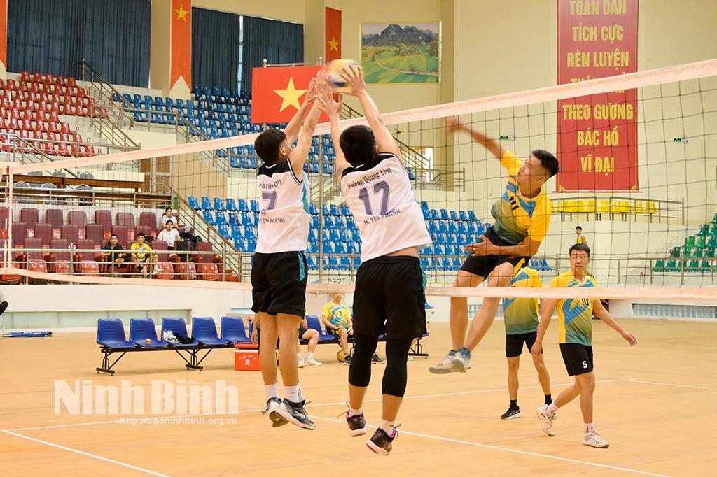 Tình huống ghi điểm trong trận đấu bóng chuyền nam giữa đội bóng huyện Yên Khánh gặp thành phố Hoa Lư.