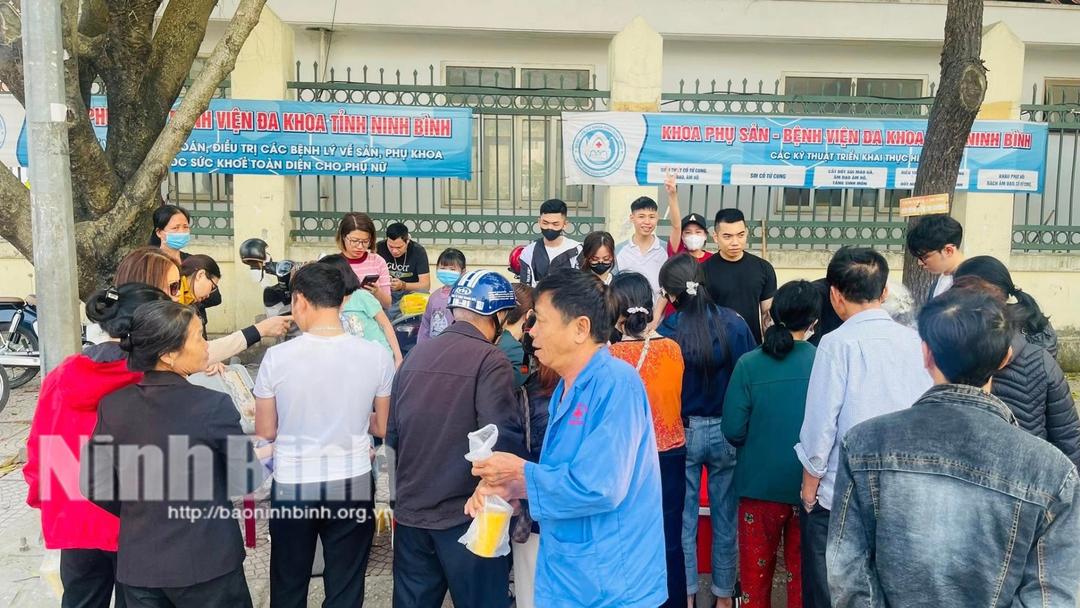 Các bệnh nhân xếp hàng chờ đợi những suất cháo nóng hổi từ CLB Thiện nguyện Ninh Bình.