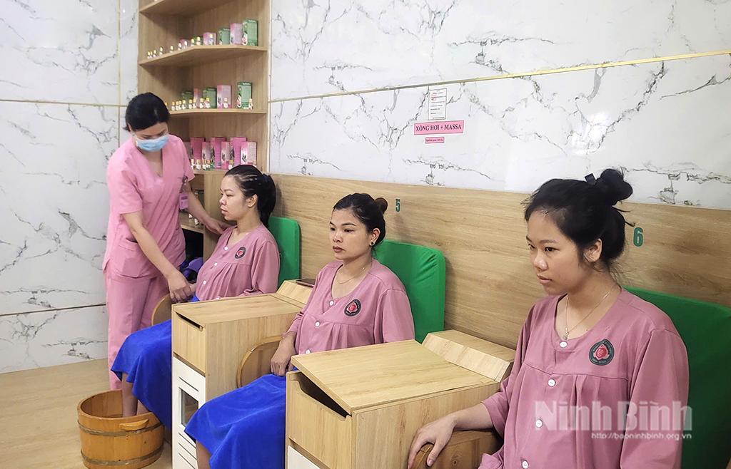 Chăm sóc bà mẹ sau sinh tại Khoa Điều trị yêu cầu, Bệnh viện Sản Nhi Ninh Bình.