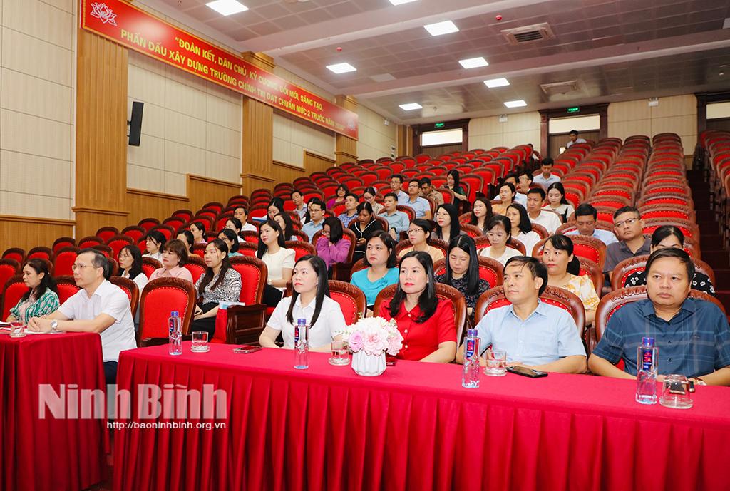 Các đại biểu dự khai giảng lớp bồi dưỡng.