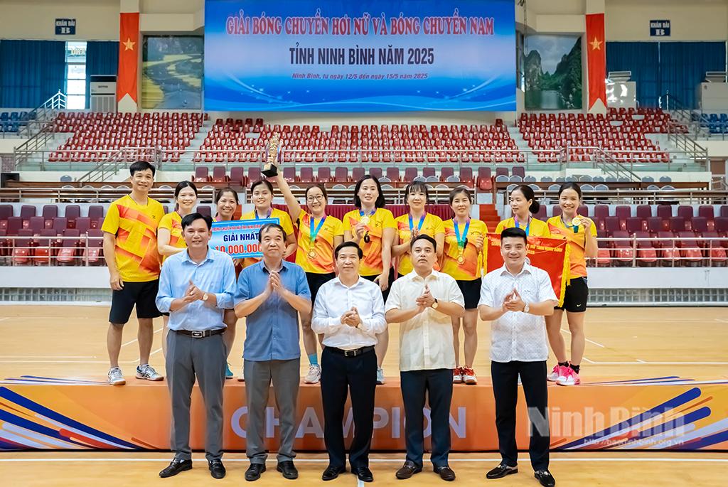 Ban Tổ chức trao giải Nhất cho đội tuyển nữ Sở Văn hóa và Thể thao.