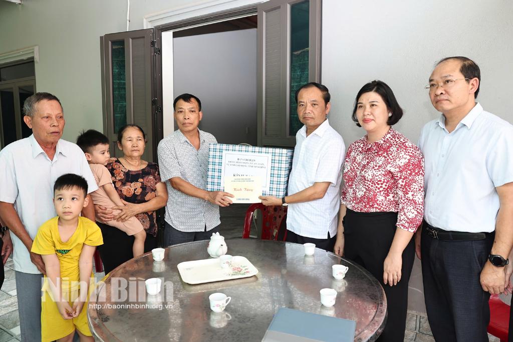 Đoàn đến thăm, tặng quà gia đình nạn nhân Vũ Văn Mạnh (xã Gia Xuân, huyện Gia Viễn).