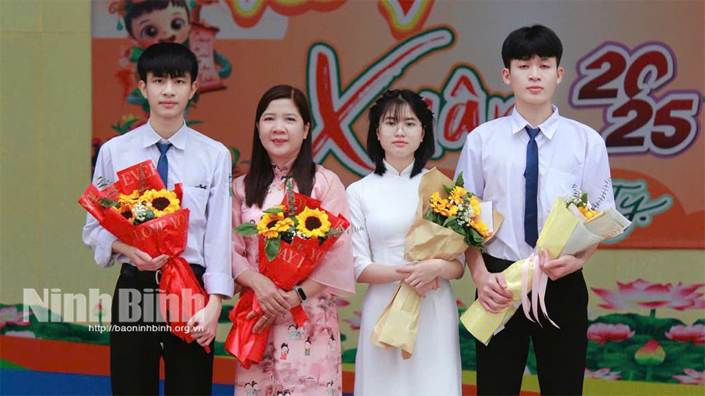 Cô, trò đội tuyển Ngữ văn Trường THPT Nho Quan A đạt giải cao tại Kỳ thi học sinh giỏi tỉnh năm học 2024-2025 được nhà trường tuyên dương, khen thưởng.