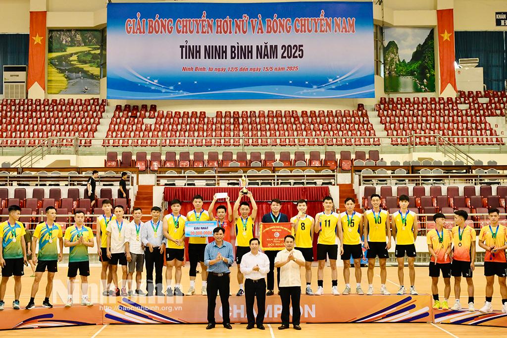 Ban Tổ chức trao giải cho các đội đạt thành tích cao.