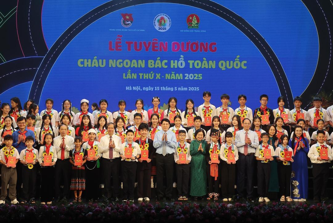 Chủ tịch nước Lương Cường với các đại biểu cháu ngoan Bác Hồ được tuyên dương.