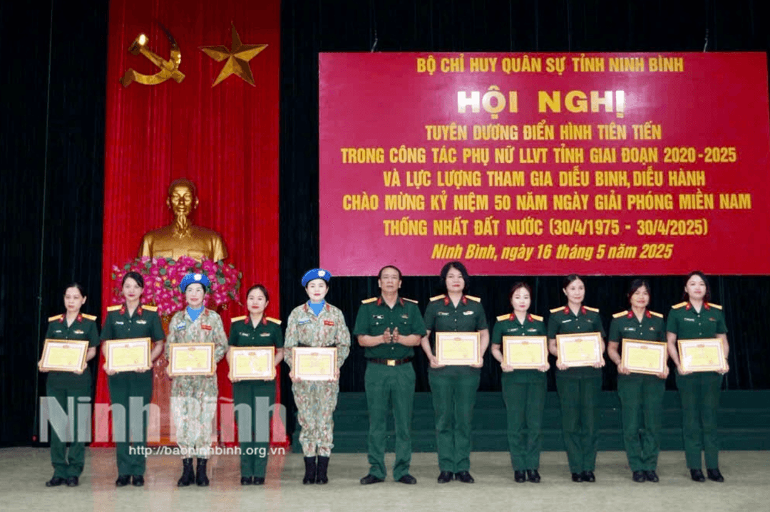 Lãnh đạo Bộ CHQS tỉnh khen thưởng cho các hội viên điển hình tiên tiến giai đoạn 2020-2025.
