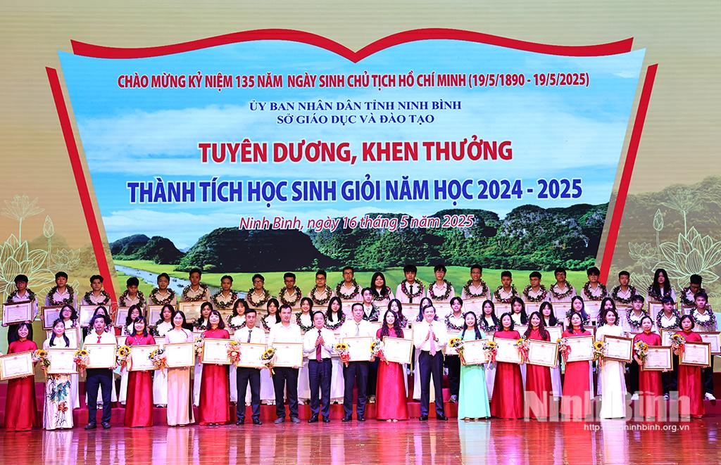 Đồng chí Bí thư Tỉnh ủy Đoàn Minh Huấn và đồng chí Chủ tịch UBND tỉnh Phạm Quang Ngọc trao vòng nguyệt quế và Bằng khen của Chủ tịch UBND tỉnh cho các thầy giáo, cô giáo có thành tích xuất sắc trong công tác bồi dưỡng, huấn luyện học sinh tham gia các cuộc thi cấp quốc gia.