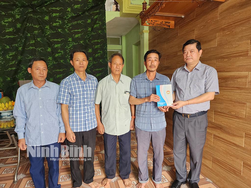 Lãnh đạo Ủy ban MTTQ Việt Nam tỉnh trao tiền hỗ trợ trị giá 5 triệu đồng từ Quỹ "Đền ơn đáp nghĩa và an sinh xã hội" tỉnh cho gia đình ông Trần Văn Sơn.