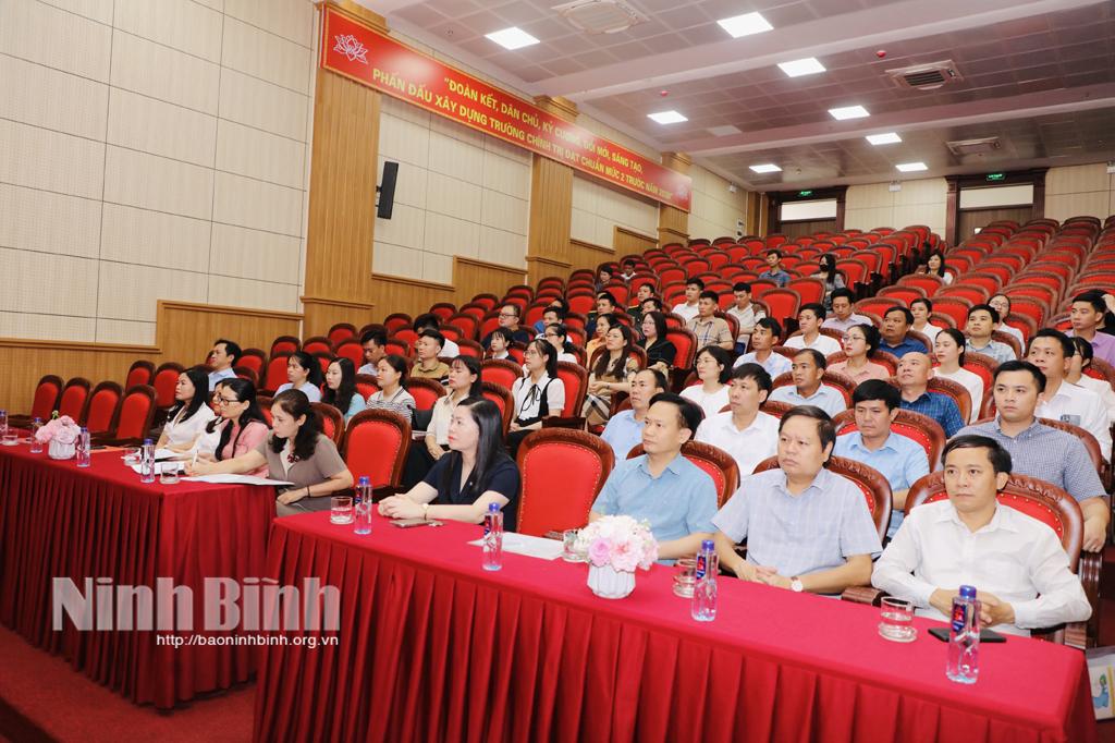 Các đại biểu dự khai giảng Lớp Trung cấp lý luận chính trị hệ tập trung khóa 16.