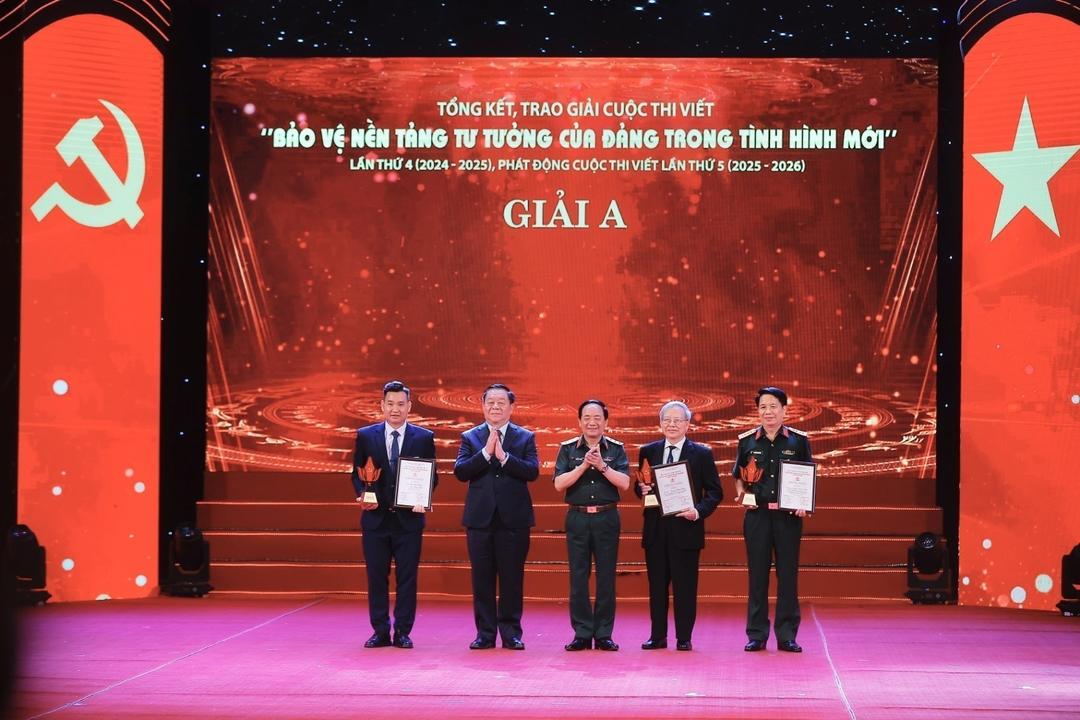 Trưởng Ban Tuyên giáo và Dân vận Trung ương Nguyễn Trọng Nghĩa và Thượng tướng Trịnh Văn Quyết, Chủ nhiệm Tổng cục Chính trị Quân đội nhân dân Việt Nam trao giải A cho các tác giả đạt giải.
