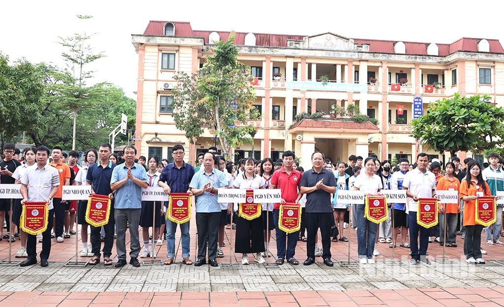 Ban tổ chức trao Cờ lưu niệm cho các đoàn tuyển tham dự giải.