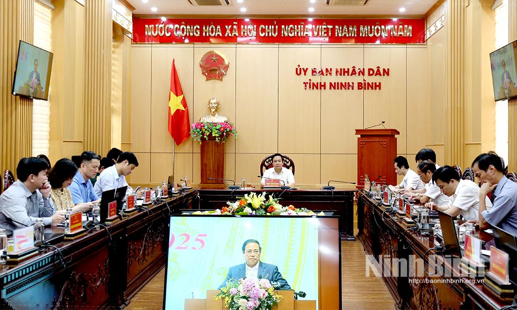 Các đại biểu dự hội nghị trực tuyến tại điểm cầu Ninh Bình.