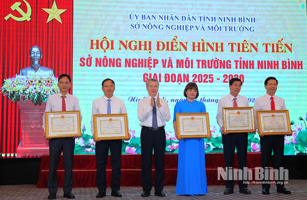 Lãnh đạo Sở Nông nghiệp và Môi trường khen thưởng các tập thể có thành tích xuất sắc.