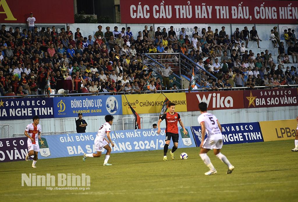 Trận đấu Phù Đổng Ninh Bình gặp Đội tuyển Trẻ TP. Hồ Chí Minh.