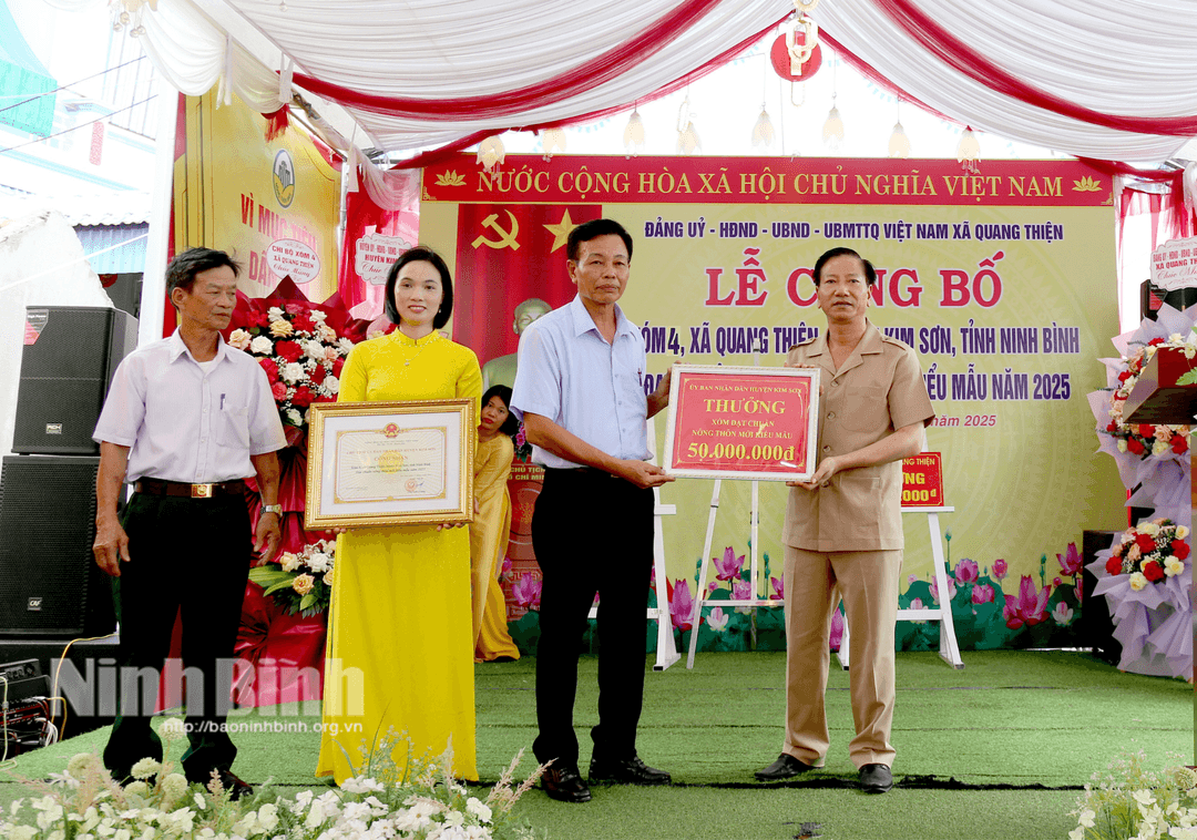 Lãnh đạo huyện Kim Sơn khen thưởng và trao Bằng công nhận NTM kiểu mẫu năm 2025 cho chính quyền và nhân dân xóm 4.