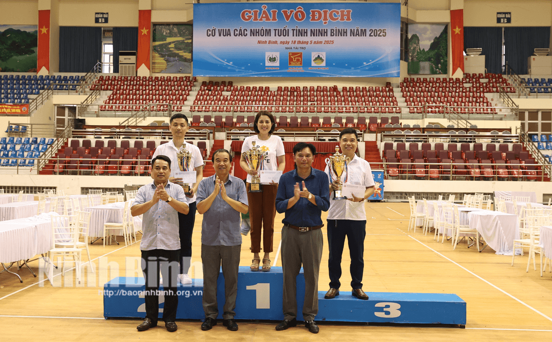 Ban tổ chức trao Cúp nhất, nhì, ba toàn đoàn.