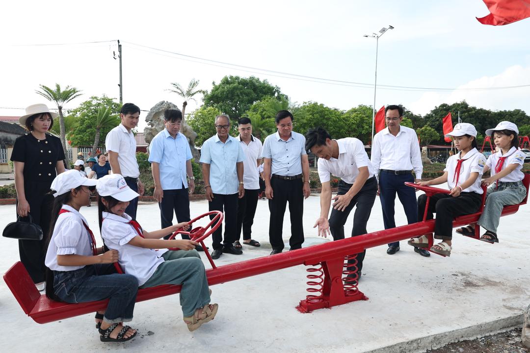 Các đại biểu tham quan các thiết bị phục vụ sinh hoạt văn hóa.