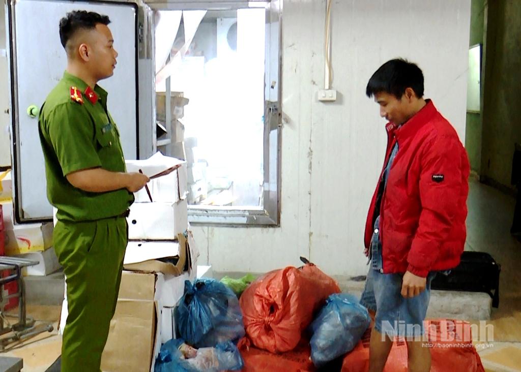 Đối tượng Đặng Văn Hưng và tang vật vụ việc.