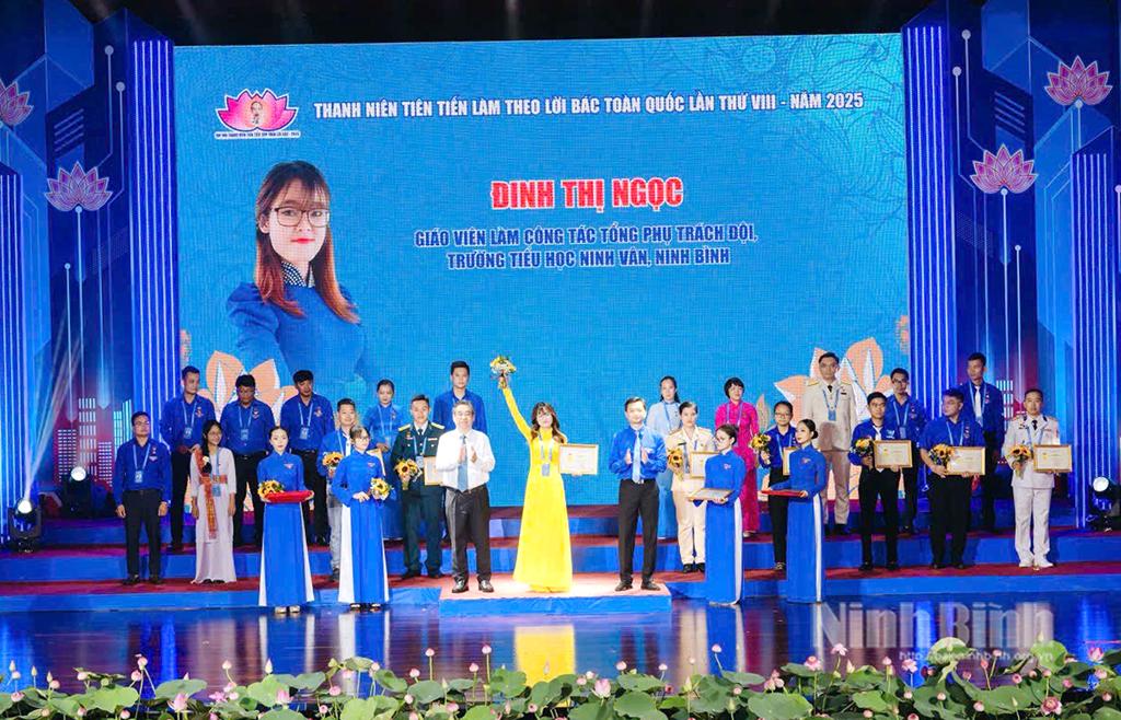 Cô giáo Đinh Thị Ngọc, Trường Tiểu học Ninh Vân (Thành phố Hoa Lư) là 1 trong 4 thanh niên của Ninh Bình được tuyên dương tại Đại hội.