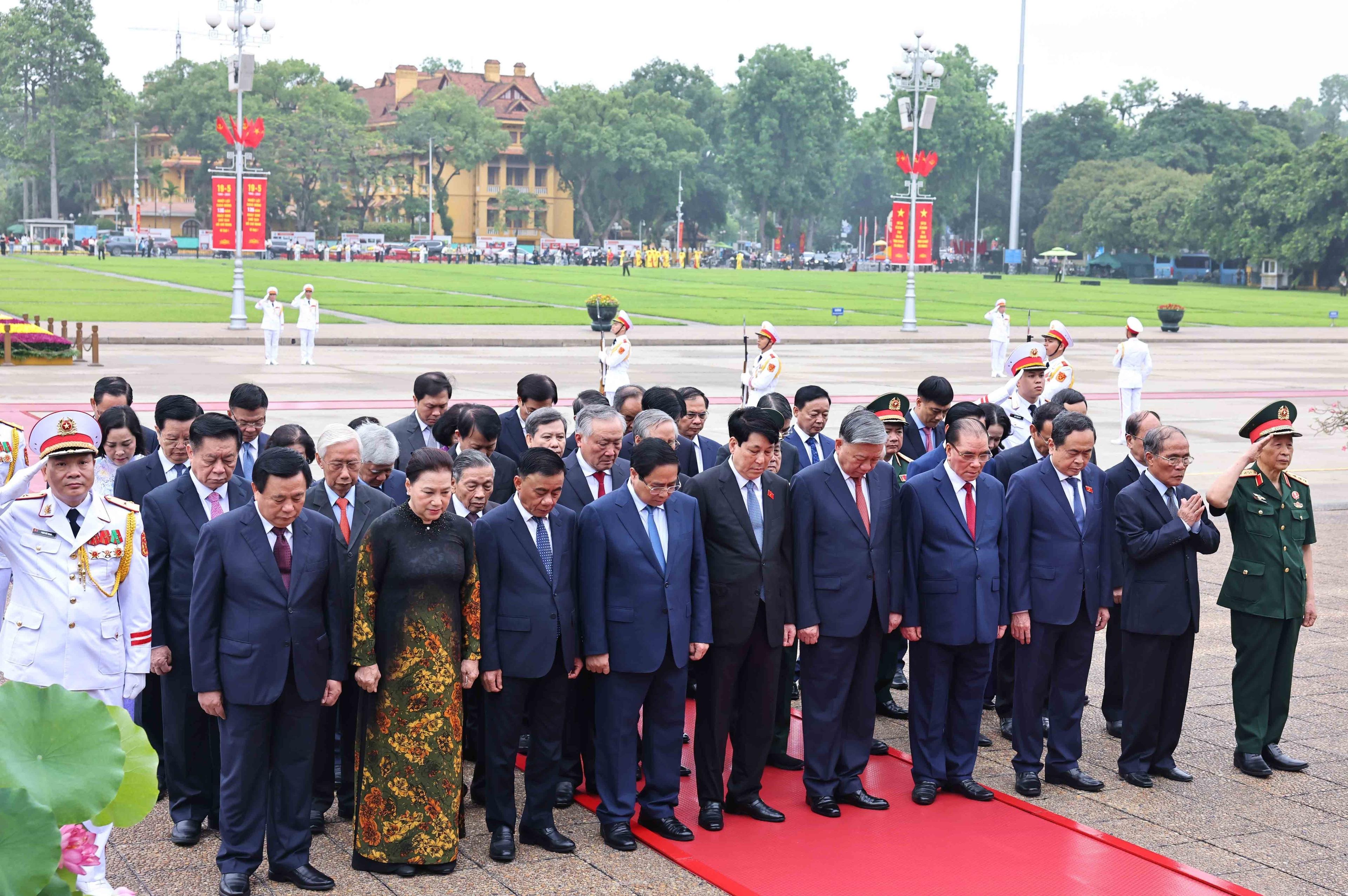 Đoàn đại biểu lãnh đạo, nguyên lãnh đạo Đảng, Nhà nước đặt vòng hoa và vào Lăng viếng Chủ tịch Hồ Chí Minh.