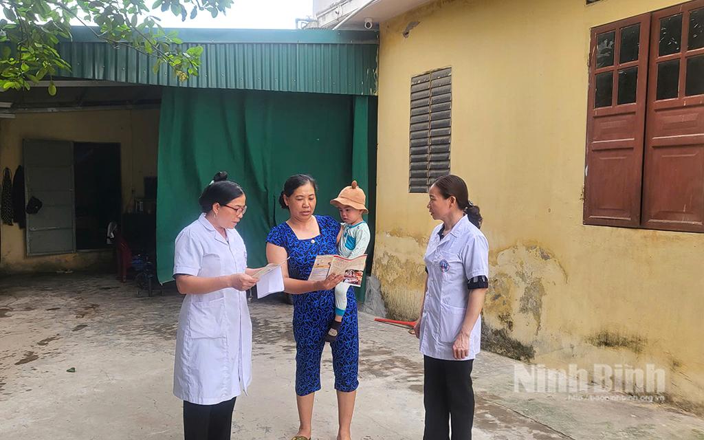 Cán bộ Trạm Y tế xã Ninh Hoà (thành phố Hoa Lư) tuyên truyền phòng, chống dịch bệnh cho người dân.