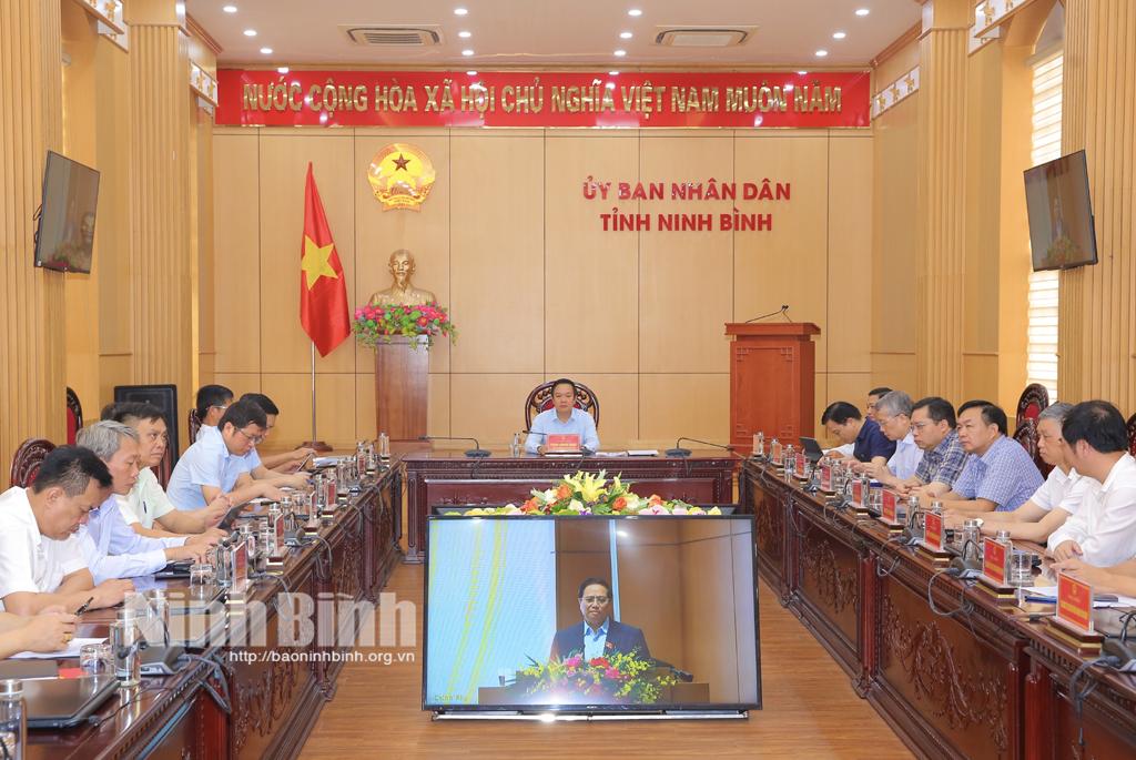 Đồng chí Phạm Quang Ngọc, Phó Bí thư Tỉnh ủy, Chủ tịch UBND tỉnh dự và chủ trì hội nghị tại điểm cầu Ninh Bình.