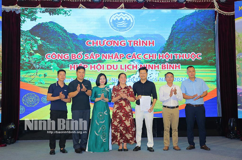 Lãnh đạo Hiệp hội Du lịch tỉnh trao quyết đinh sáp nhập Chi hội nhà hàng và Chi hội đầu bếp.