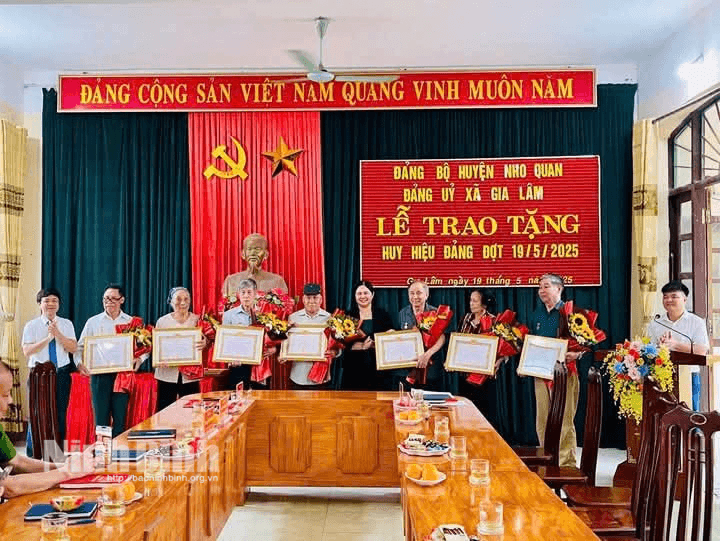 Lãnh đạo huyện Nho Quan trao tặng huy hiệu Đảng cho các đảng viên.