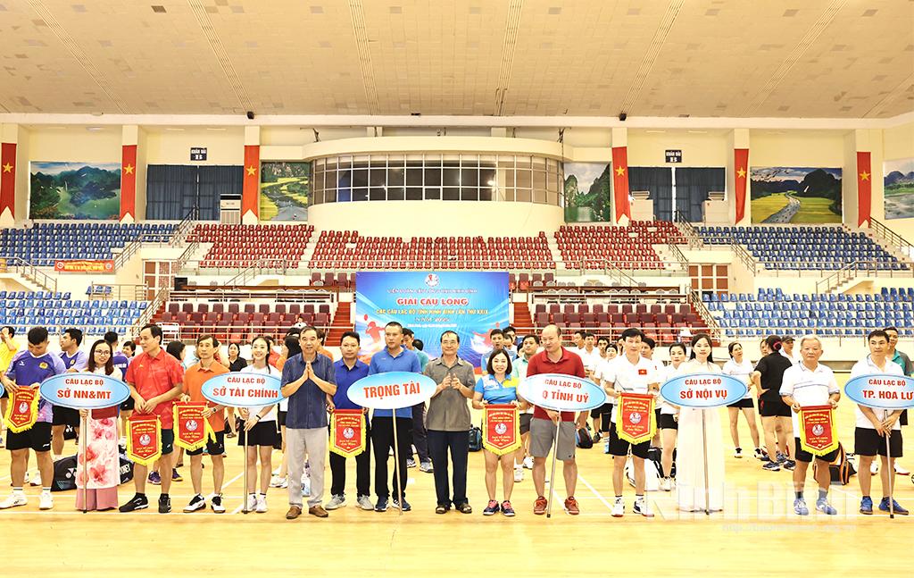 Ban tổ chức trao Cờ lưu niệm cho các đoàn tham gia giải.