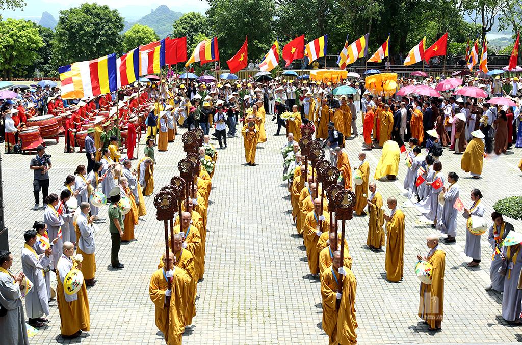 Nghi lễ cung rước xá lợi Đức Phật về chùa Bái Đính.