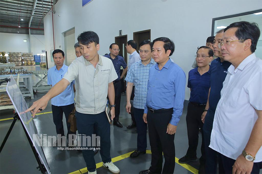 Đồng chí Phạm Quang Ngọc, Phó Bí thư Tỉnh ủy, Chủ tịch UBND tỉnh thăm Công ty Cổ phần sản xuất ô tô Hyundai Thành Công Việt Nam, KCN Gián Khẩu (Gia Viễn).