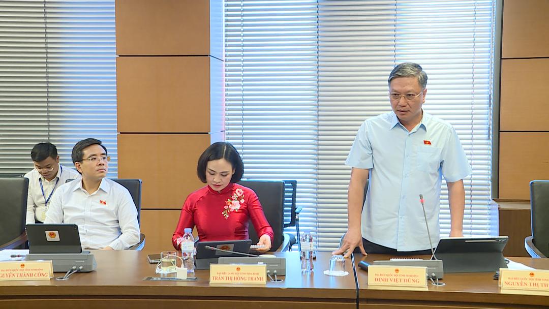 Đại biểu Đinh Việt Dũng, Uỷ viên Ban Thường vụ Tỉnh uỷ, Chủ nhiệm Uỷ ban Kiểm tra Tỉnh uỷ, Trưởng Đoàn ĐBQH tỉnh Ninh Bình phát biểu thảo luận tại Tổ.