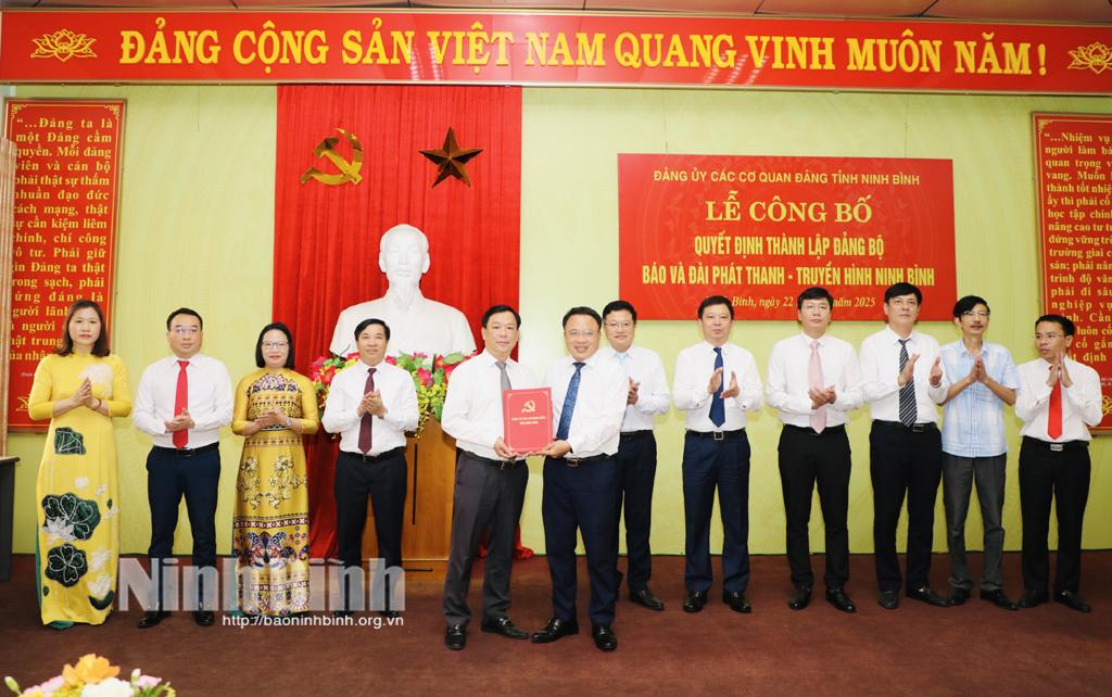 Đồng chí Đoàn Thanh Hải, Phó Bí thư Đảng ủy các cơ quan Đảng tỉnh trao Quyết định thành lập Đảng bộ Báo và Đài Phát thanh-Truyền hình Ninh Bình.