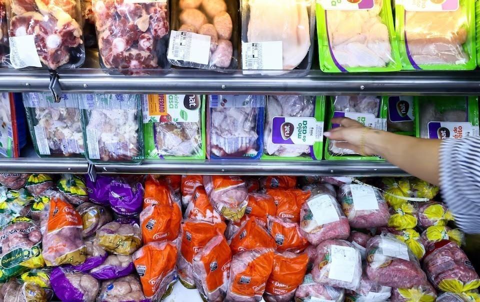 Thịt gà được bày bán tại chợ ở Montenegro, Brazil ngày 17/5/2025. Ảnh: REUTERS/TTXVN