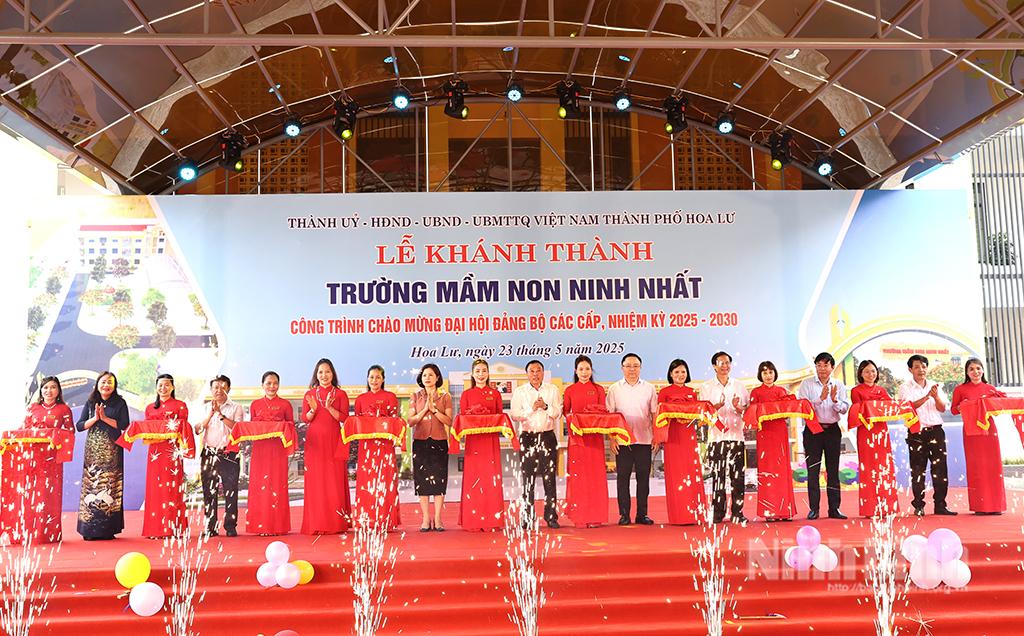 Các đại biểu cắt băng khánh thành công trình Trường Mầm non Ninh Nhất.