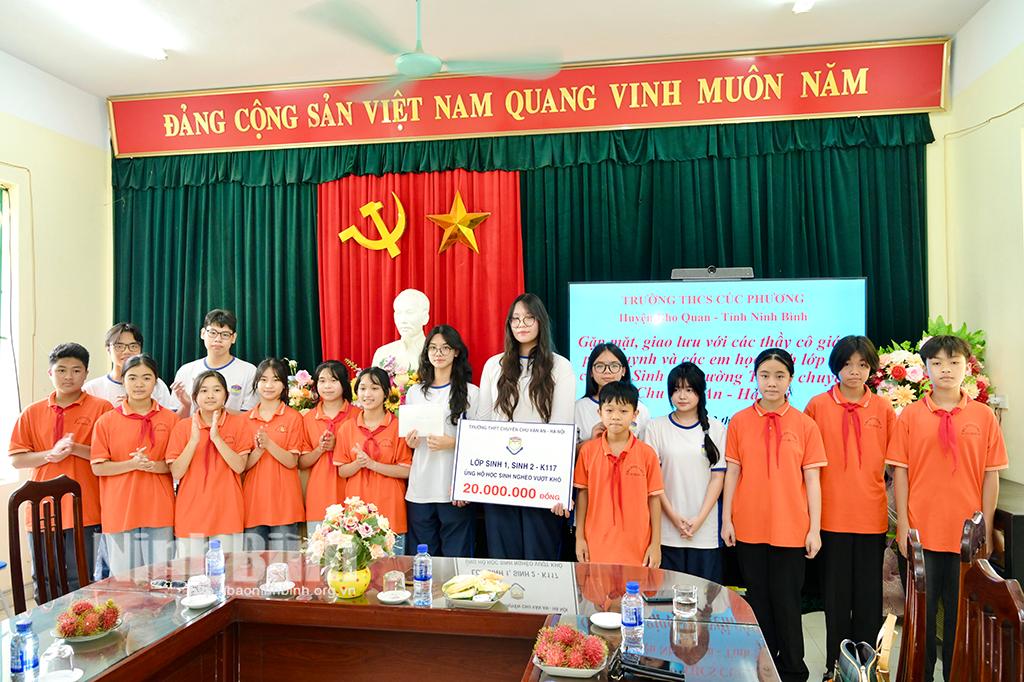 Các em học sinh Trường THPT chuyên Chu Văn An (thành phố Hà Nội) trao quà tặng các em học sinh có hoàn cảnh khó khăn của Trường THCS Cúc Phương (huyện Nho Quan).