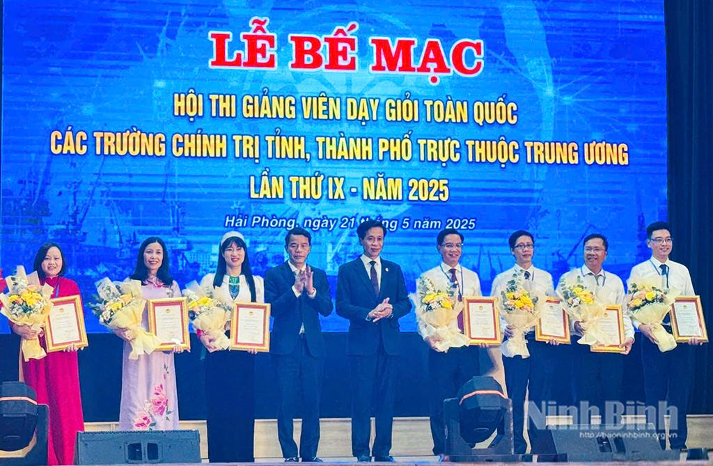Giảng viên Quách Đỉnh Phúc (thứ ba từ phải sang) nhận Giấy chứng nhận Giảng viên dạy giỏi toàn quốc.