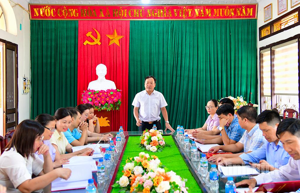 Đảng ủy, HĐND, UBND thị trấn Thịnh Vượng tổ chức lấy ý kiến cán bộ, công chức vào dự thảo Nghị quyết sửa đổi, bổ sung một số điều của Hiến pháp năm 2013.