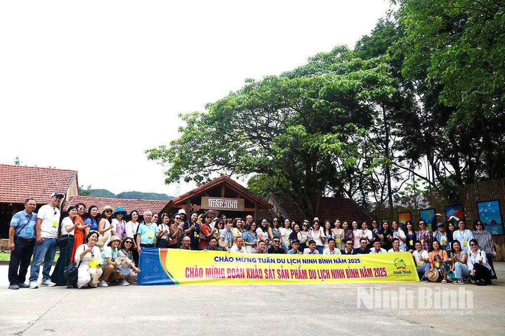 Đại diện các hãng lữ hành, cơ quan thông tấn, báo chí khảo sát sản phẩm tại Không gian làng nghề truyền thống Ninh Bình.