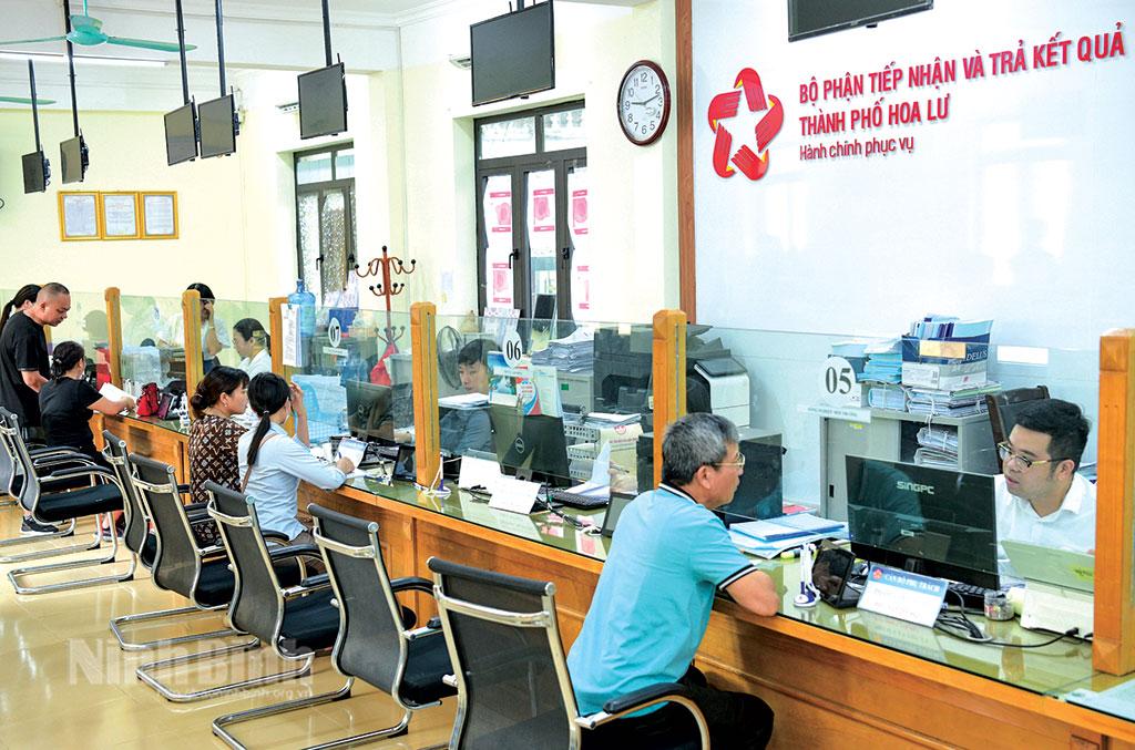 Người dân thực hiện các thủ tục hành chính tại Bộ phận Tiếp nhận và trả kết quả thành phố Hoa Lư. Ảnh: Trường Giang