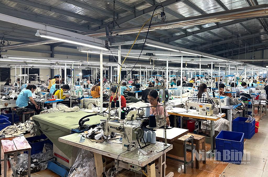 Dây chuyền sản xuất tại Công ty cổ phần may Yên Thành (xã Khánh Lợi, Yên Khánh).