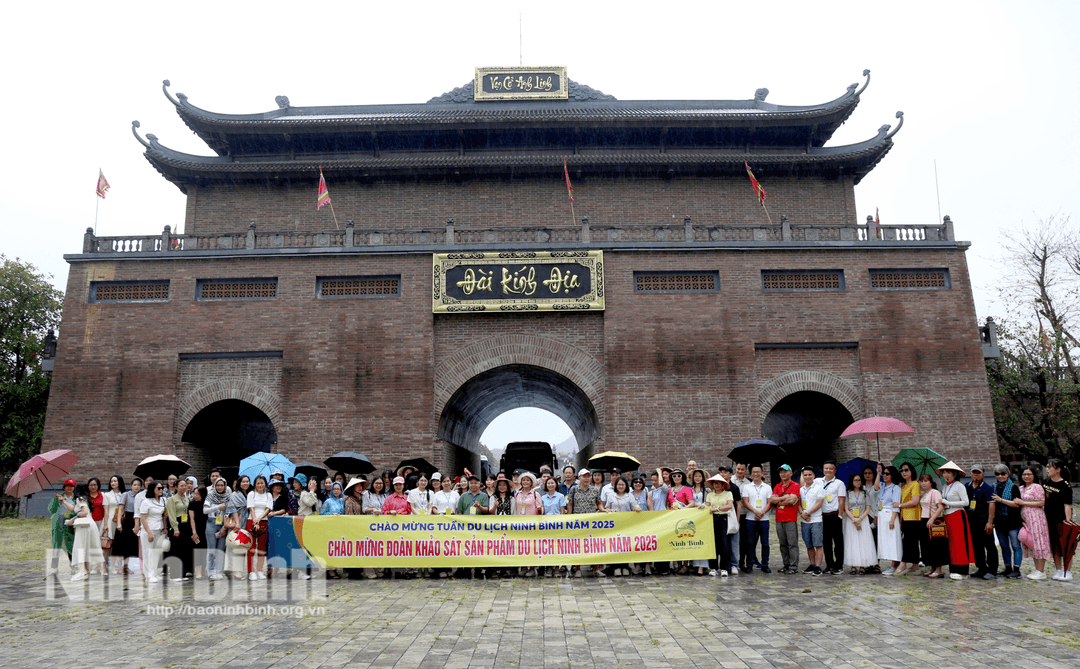 Đoàn tham quan, chụp ảnh lưu niệm tại Đài Kính Địa- Điểm đến du lịch văn hóa tái hiện không gian Kinh đô Hoa Lư xưa.