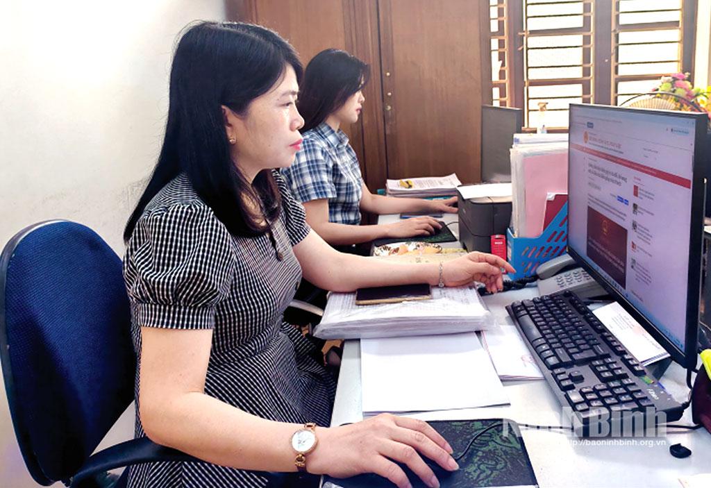 Cán bộ, nhân viên Hội Luật gia tỉnh tham gia góp ý dự thảo Nghị quyết sửa đổi bổ sung Hiến pháp năm 2013 qua hệ thống Cổng thông tin điện tử.